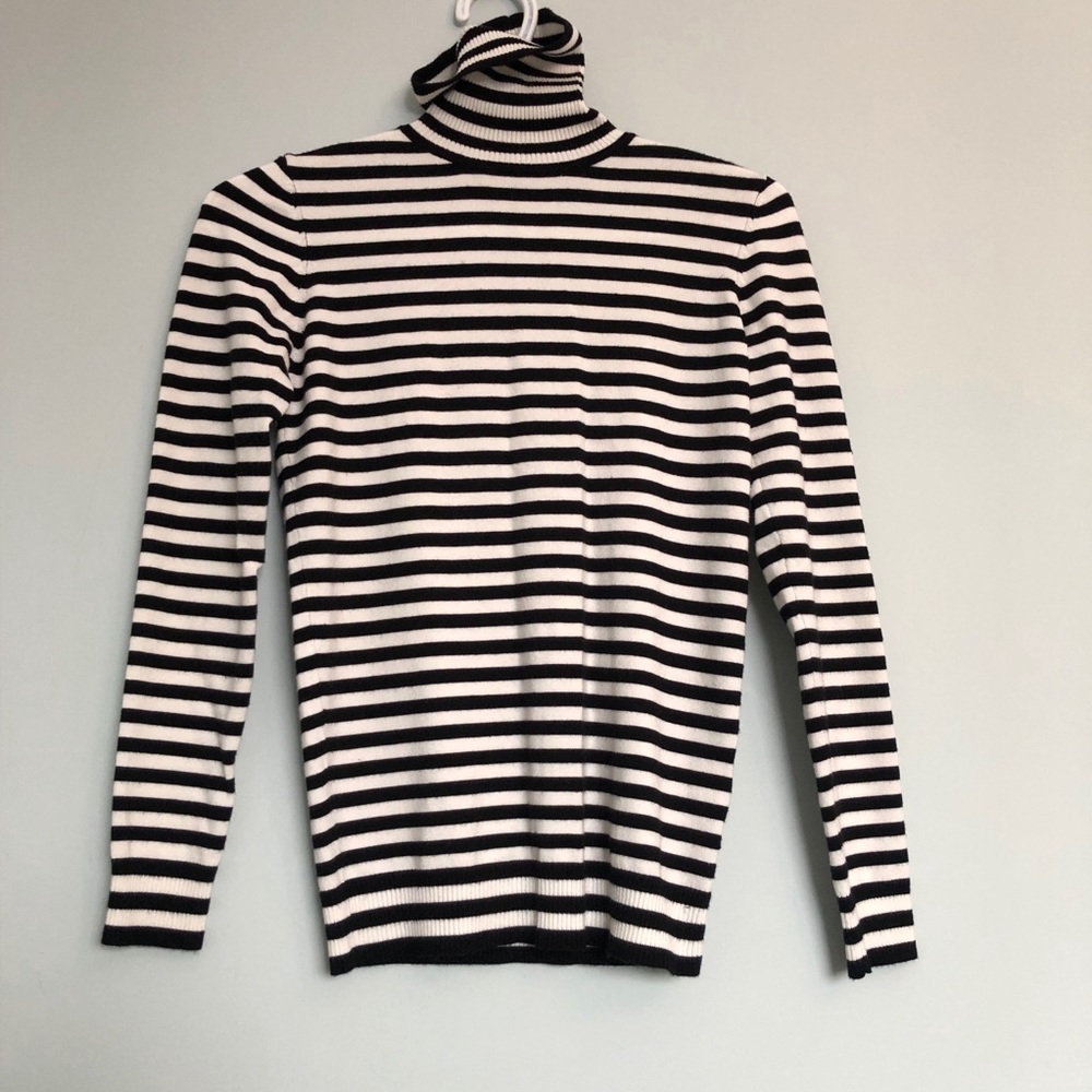 Turtle neck black and white horizontal